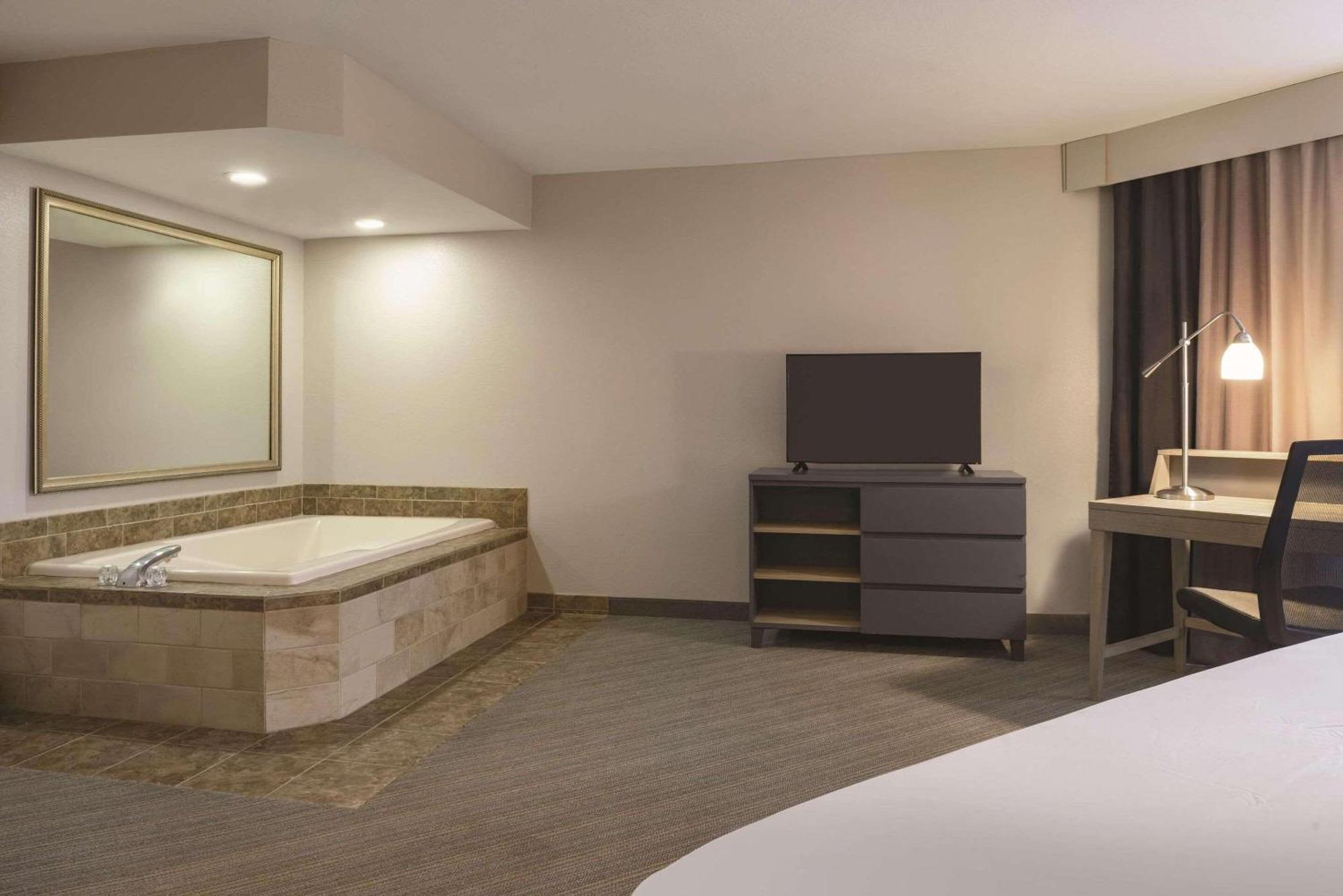 Country Inn & Suites By Radisson, Germantown, Wi Екстериор снимка